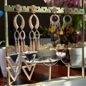 Bundle of 4 pairs of earrings in almost new condition!
